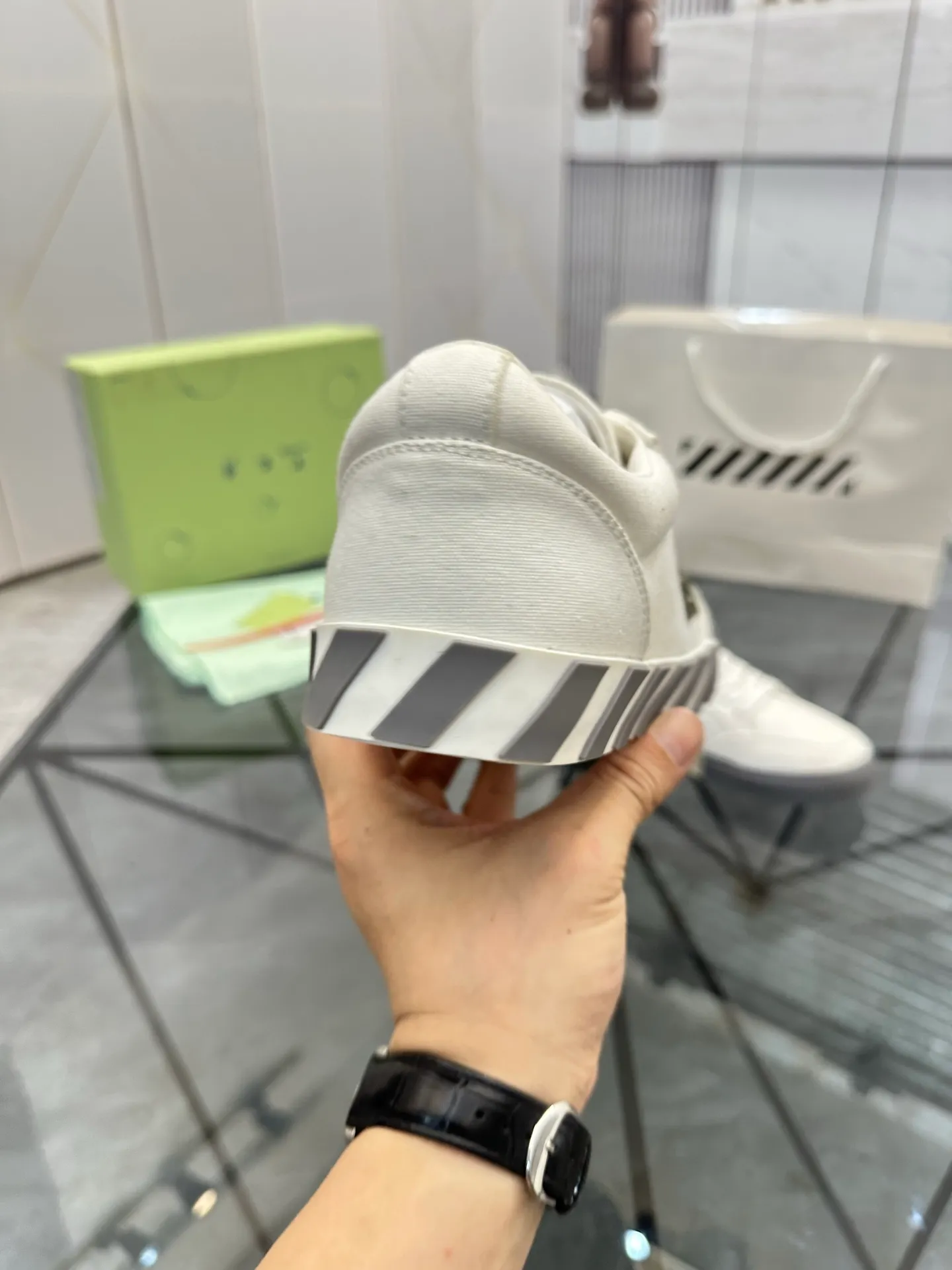 Selling men's shoes 💰: 💰P440¥ Product trademark: OFF WHITE *"OFF WHITE*" low-top casual shoes Regular size: 35-45 (can be customized to 46) Couple style Product materials: Original fabric from the upper counter, breathable lining, original outsole. No.: H203